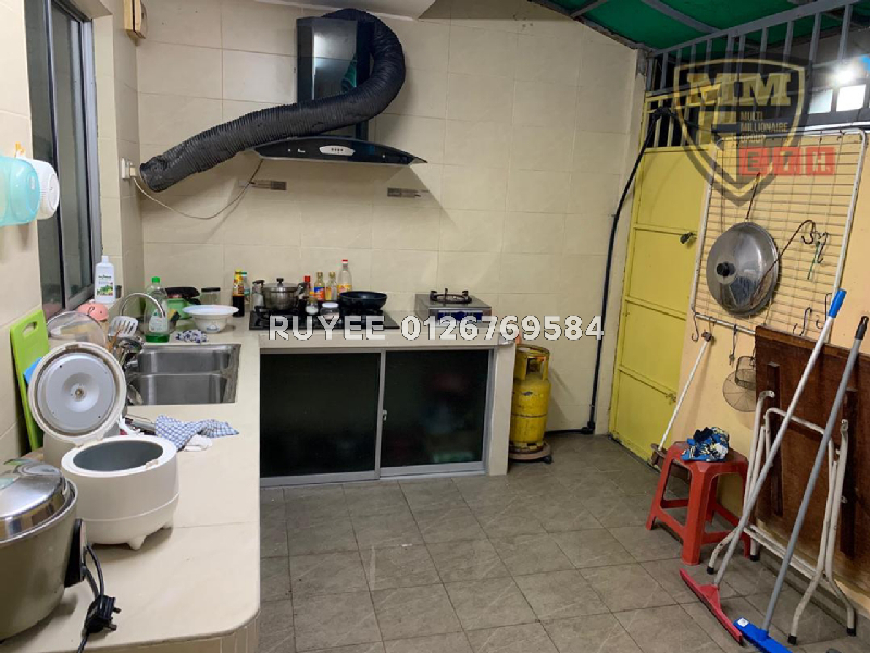 590k Double Storey Bandar Botanic Klang - Size 20 x 65- Freehold- 3 Rooms 3 Baths - Kitchen Cabinets - photo 8