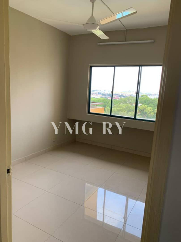 BBK Condominium Klang Size 910 sq ft Master bedroom with attached bathroom and one stand-alone bath - photo 6
