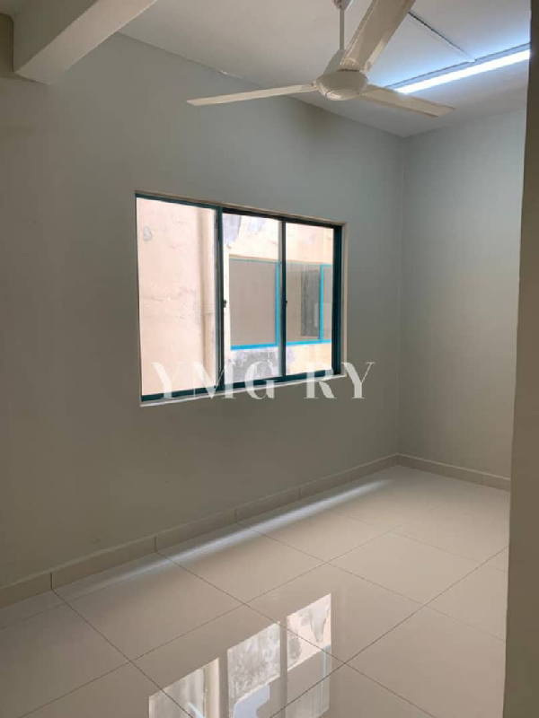BBK Condominium Klang Size 910 sq ft Master bedroom with attached bathroom and one stand-alone bath - photo 7