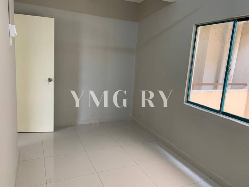 BBK Condominium Klang Size 910 sq ft Master bedroom with attached bathroom and one stand-alone bath - photo 8