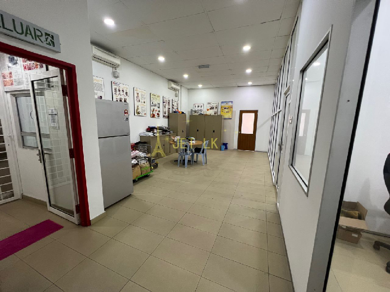 Parkland shoplot 1 floor office facing main road - photo 3