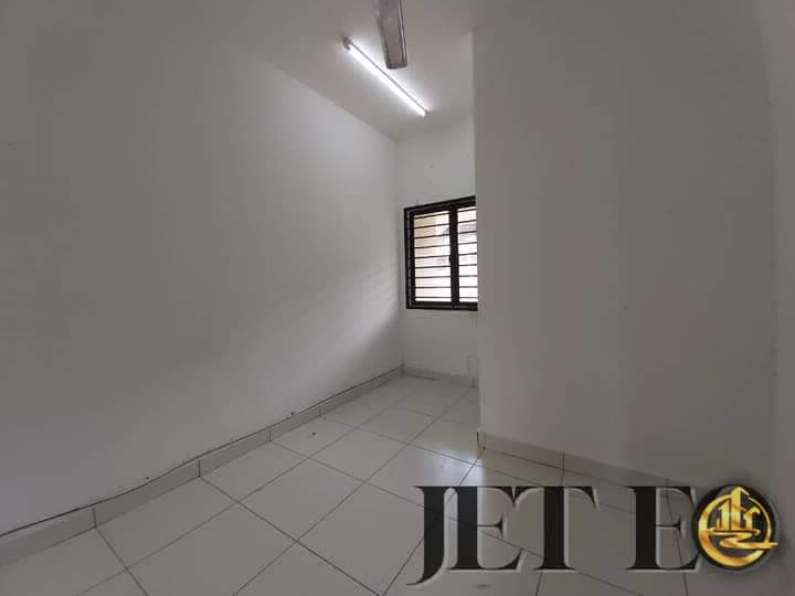 lFOR RENTLimited Market Rental Price Bandar Banting Mahkota 2sty Guarded AreaDouble storey20x70 sqft - photo 4