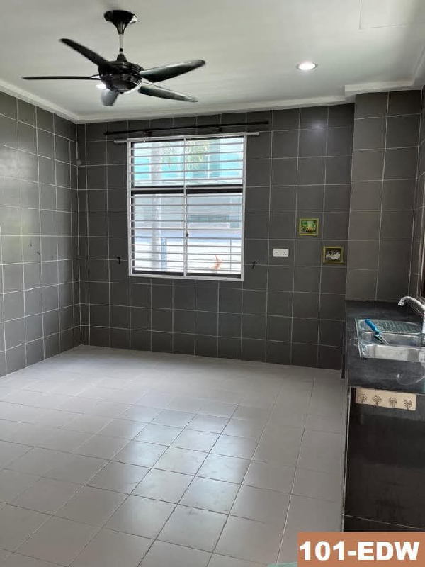 Good condition Biggest House Bukit Raja Fuego Partially furnished  - photo 9