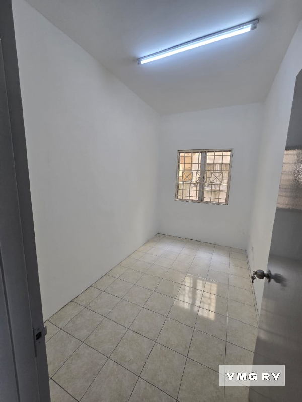 Partially furnished Apartment Bayu Villa Bayu Perdana Klang 3 bedroom - photo 2