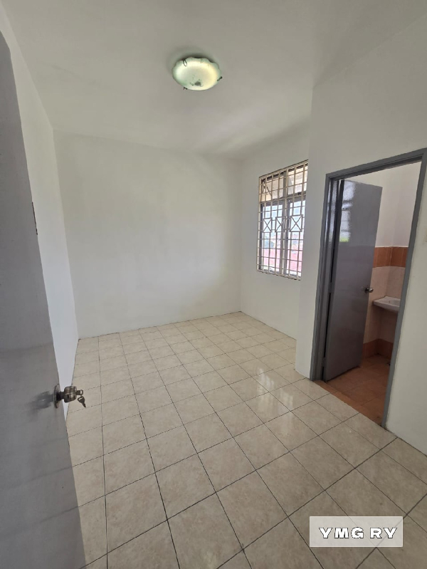 Partially furnished Apartment Bayu Villa Bayu Perdana Klang 3 bedroom - photo 3
