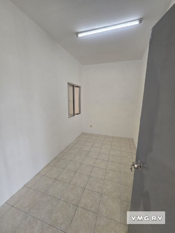 Partially furnished Apartment Bayu Villa Bayu Perdana Klang 3 bedroom - photo 4