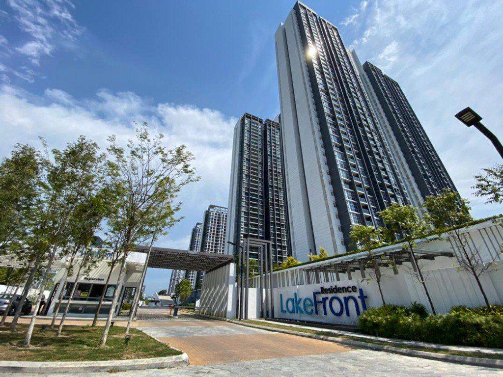 Lakefront Residence