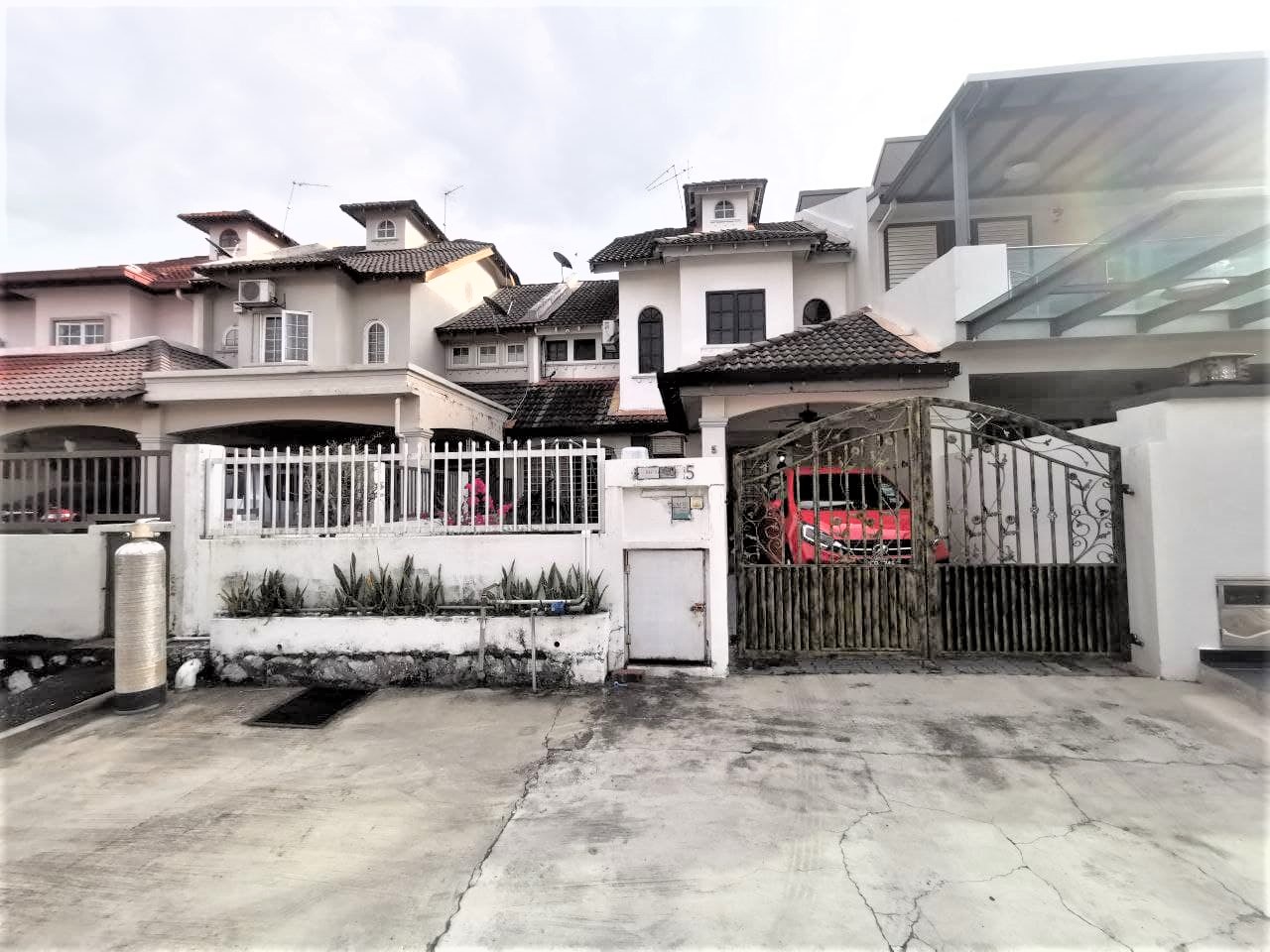 2 STOREY LINKED HOUSE LOCATED IN THE HEART OF SUBA