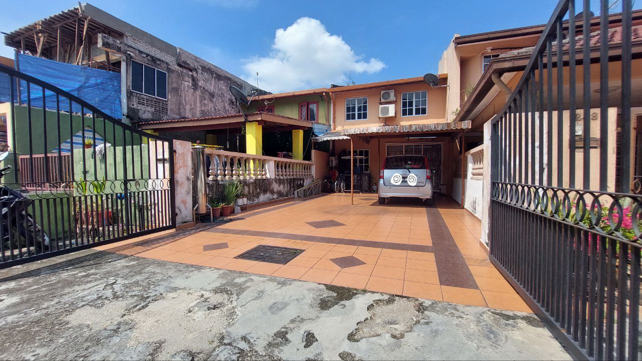 Double Storey Terrace Jln F9 Taman Melawati