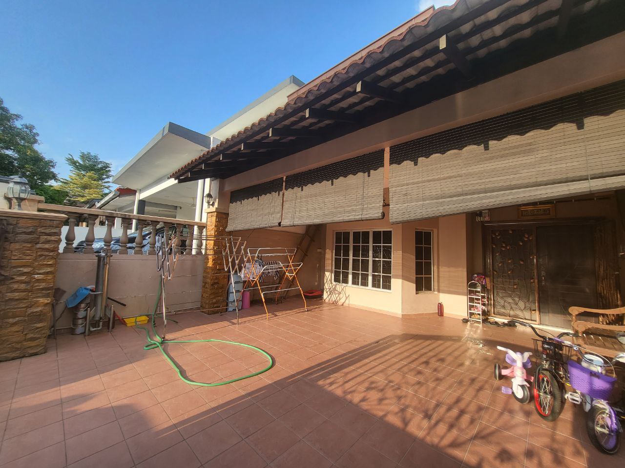 Fully Renovated 2,5 Storey Terrace House Seksyen 9