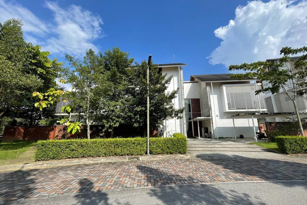 Bungalow House Bayu Selatan Seri Pilmoor - photo 1