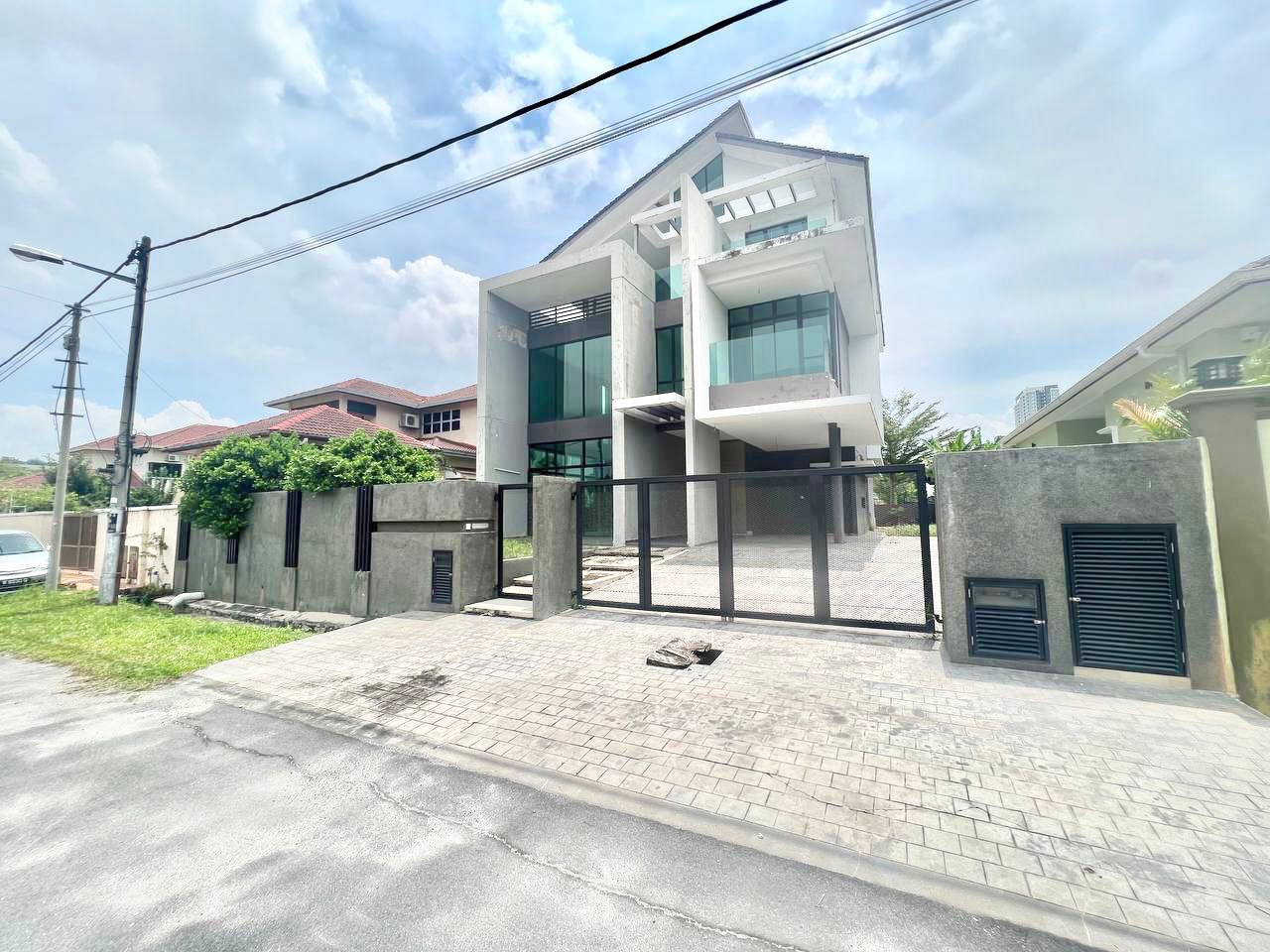 Bungalow, Taman Universiti, Bangi - photo 2