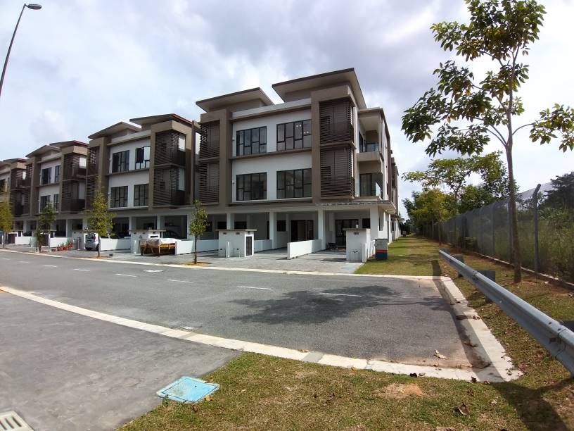 NEW UNIT RENOVATED 3 STOREY LANDED PUCHONG