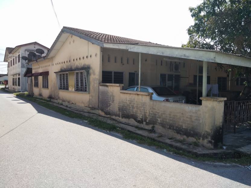 Single Storey End Lot, Eastern Garden Teluk Intan - photo 2