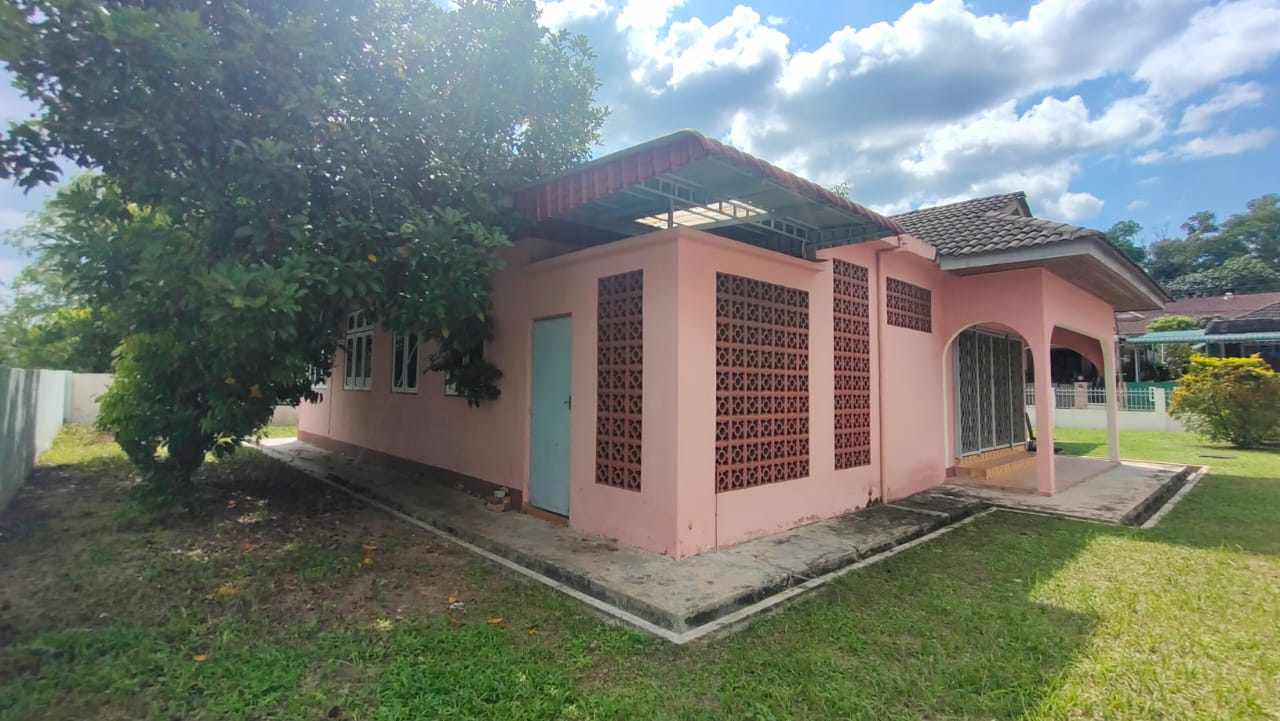 Well Maintain Single Storey Bungalow Bukit Meru - photo 3