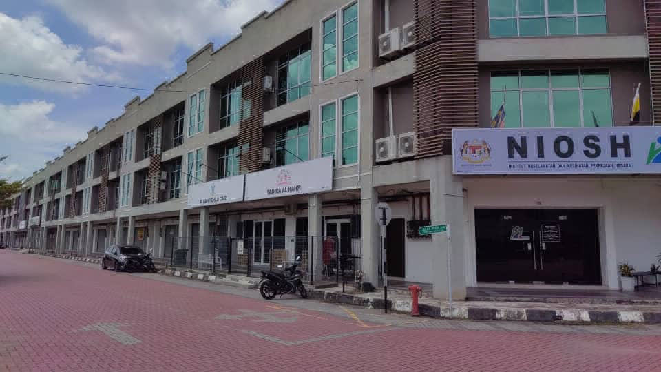 4 unit adjoining, Manjung Point 3 Storey Shop - photo 3