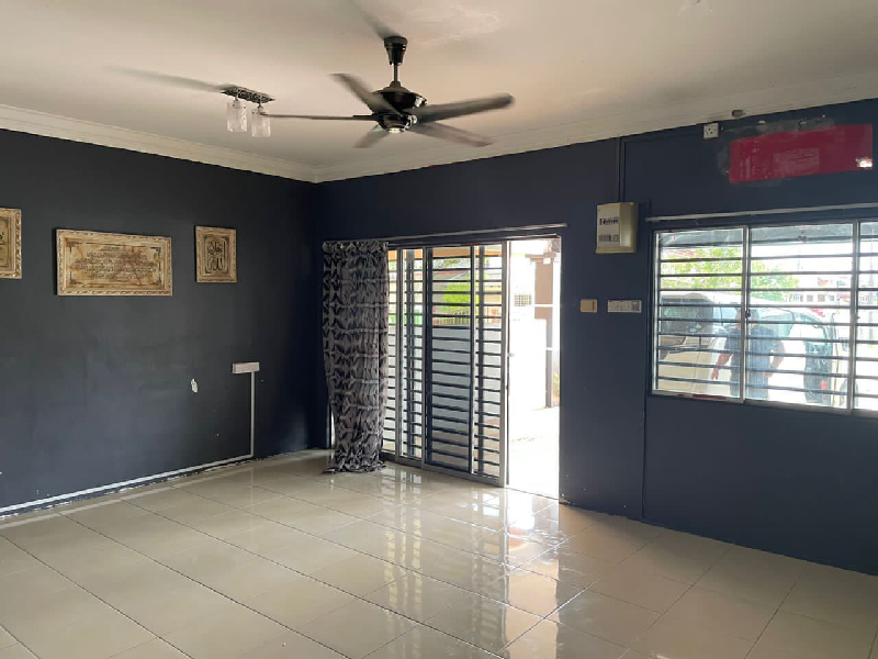 rumah cantik 2 tingkat taman chukai indah - photo 2
