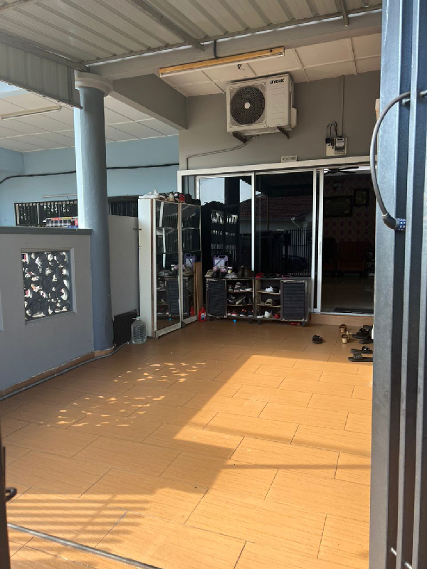 CANTIK Rumah Teres Setingkat Taman batu hitam - photo 12