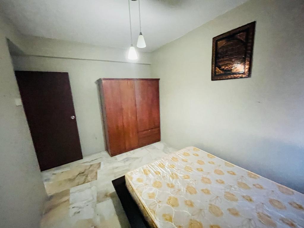 GuRNey HeiGhT PaRtLy FurNiSheD CLoSe To LRT - photo 7