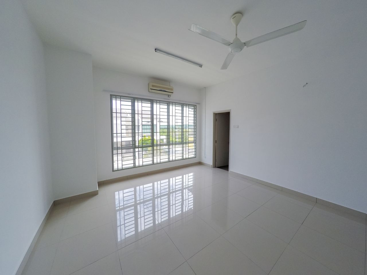2Sty NON BUMI LOT House BANDAR SAUJANA PUTRA SP3 P - photo 6