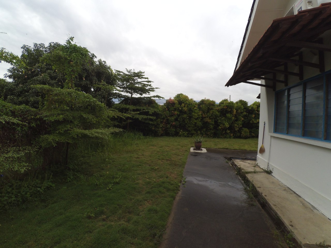 BUNGALOW WITH MODERN DESIGN TAMAN MELAWIS - photo 2