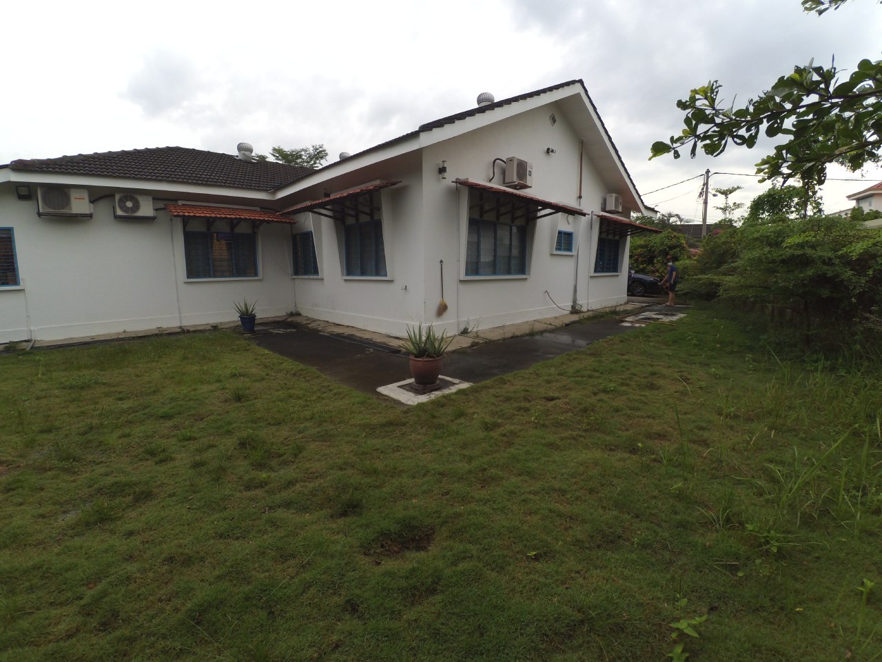 BUNGALOW WITH MODERN DESIGN TAMAN MELAWIS - photo 5