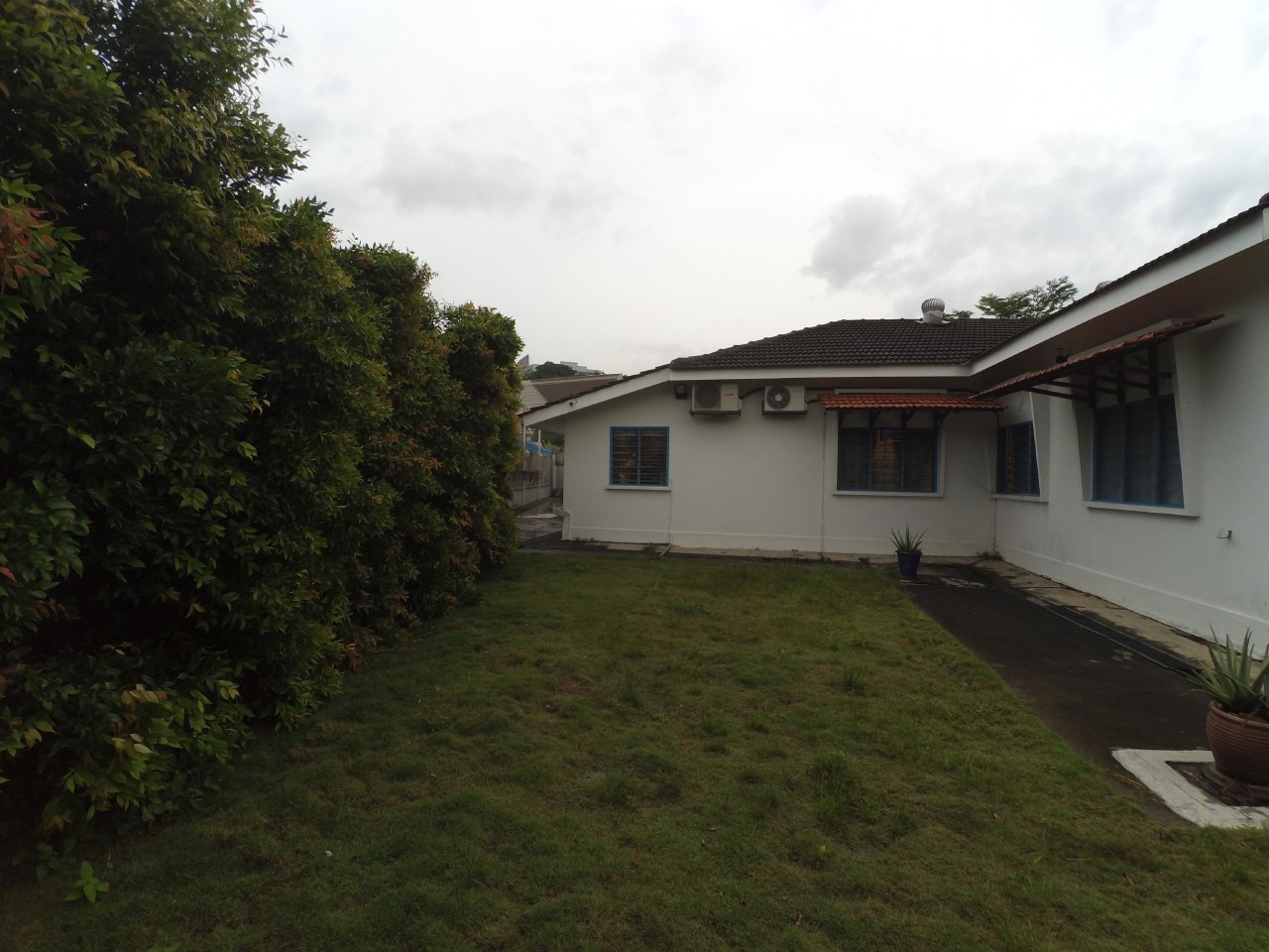 BUNGALOW WITH MODERN DESIGN TAMAN MELAWIS - photo 6