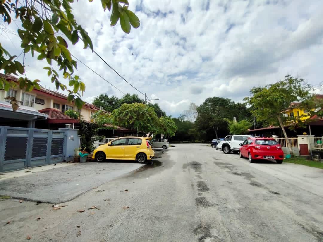Non Bumi FREEHOLD Double Sty  House Puchong Utama - photo 2