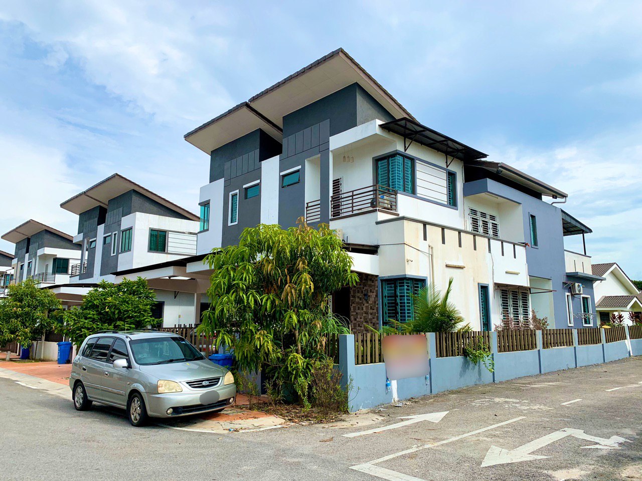 CONER LOT TripleStorey House Pool Villa Seksyen30 - photo 2