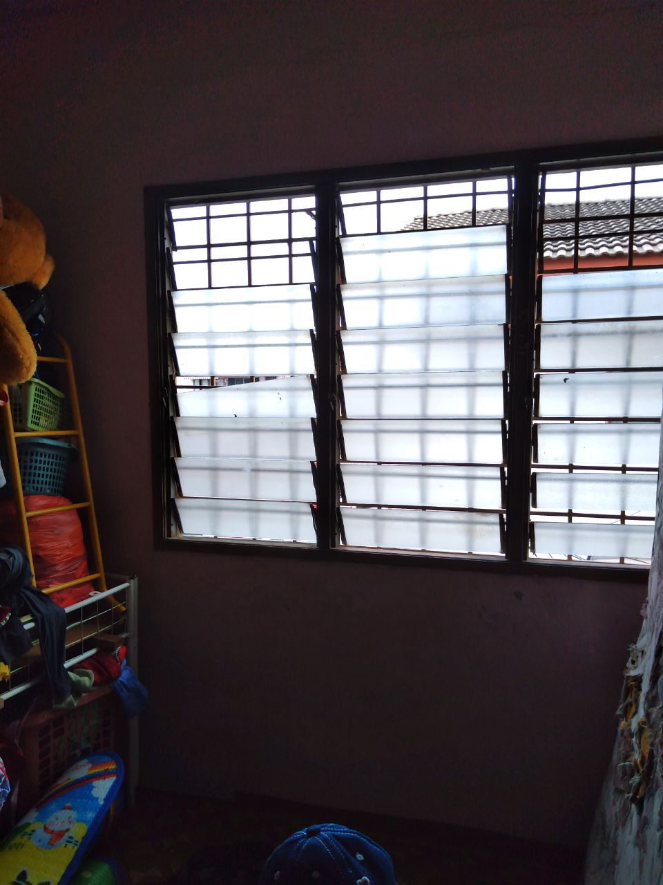 End Lot 3 Storey  House Sek 25 - photo 4