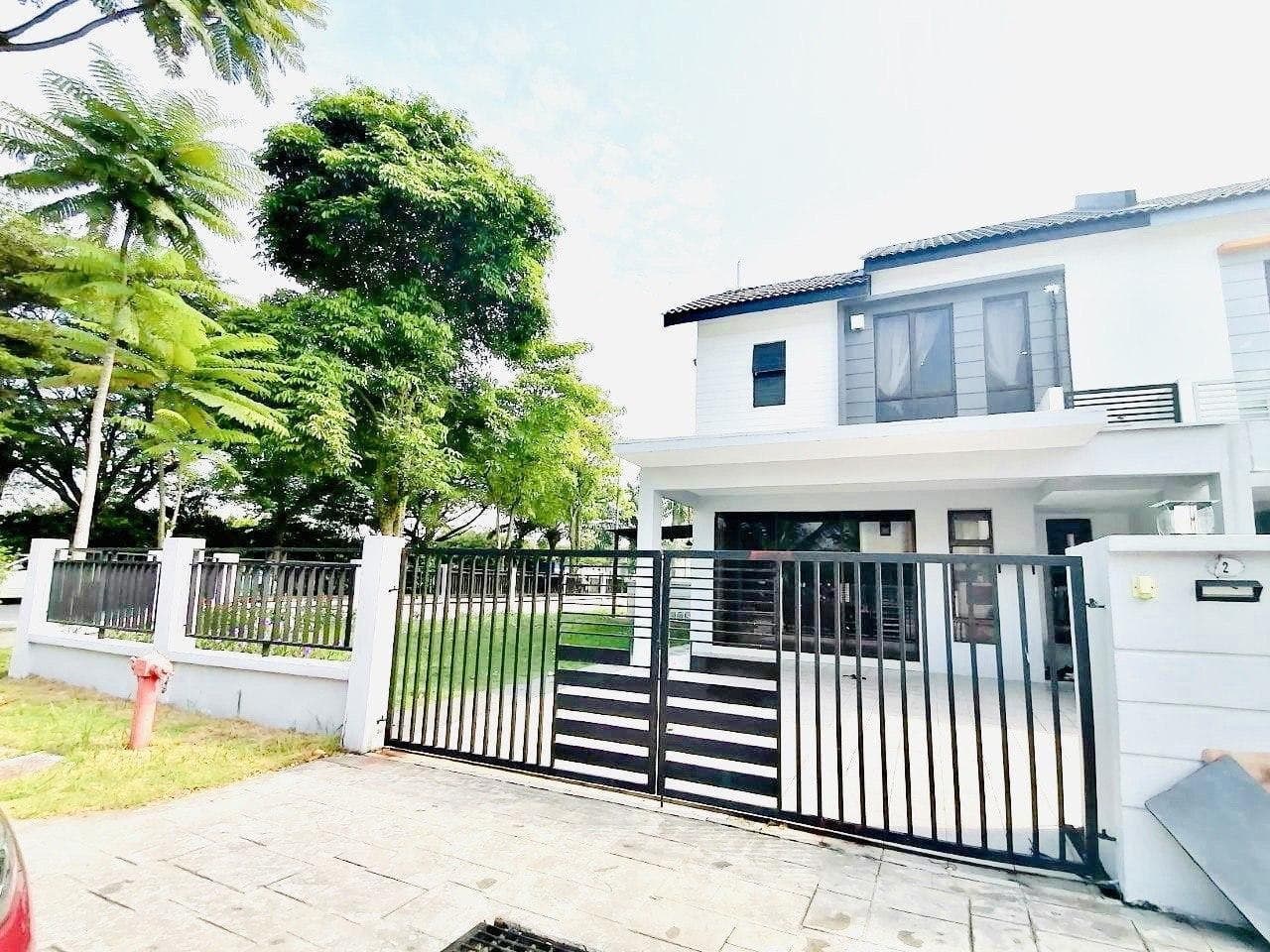 CORNER LOT DOUBLE STOREY HOUSE LAKESIDE RESIDENCES