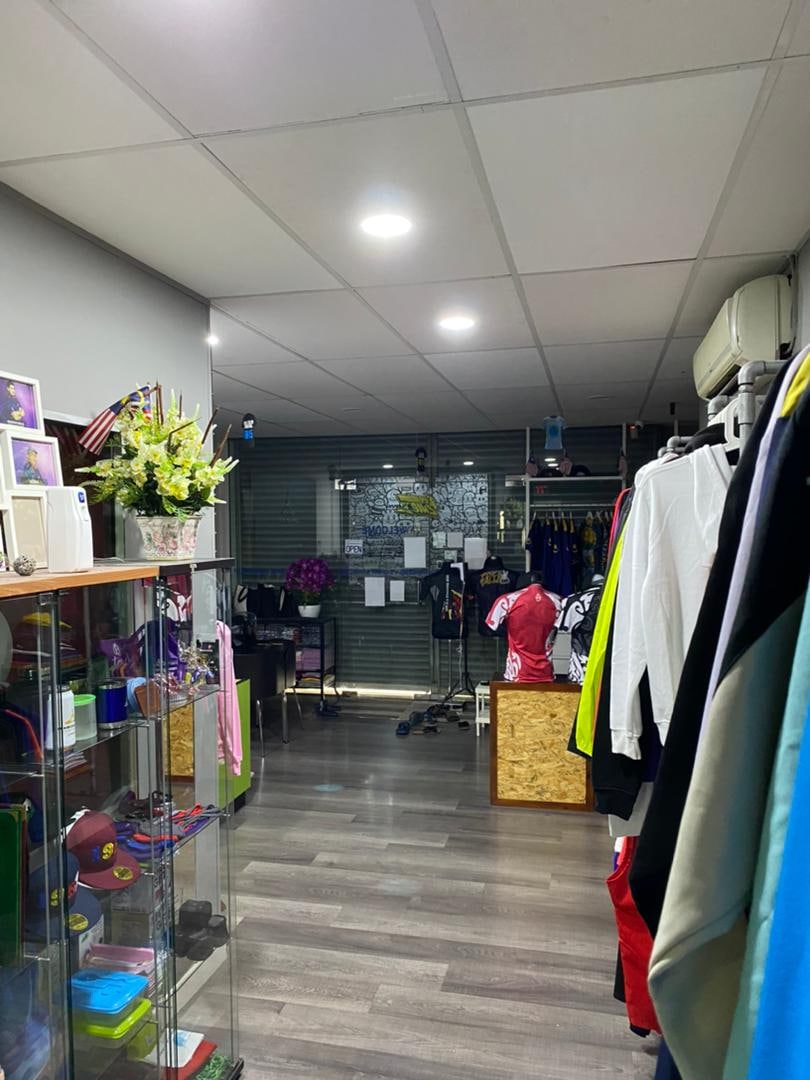 Freehold Upper ground floor Strata title Shop in - photo 4