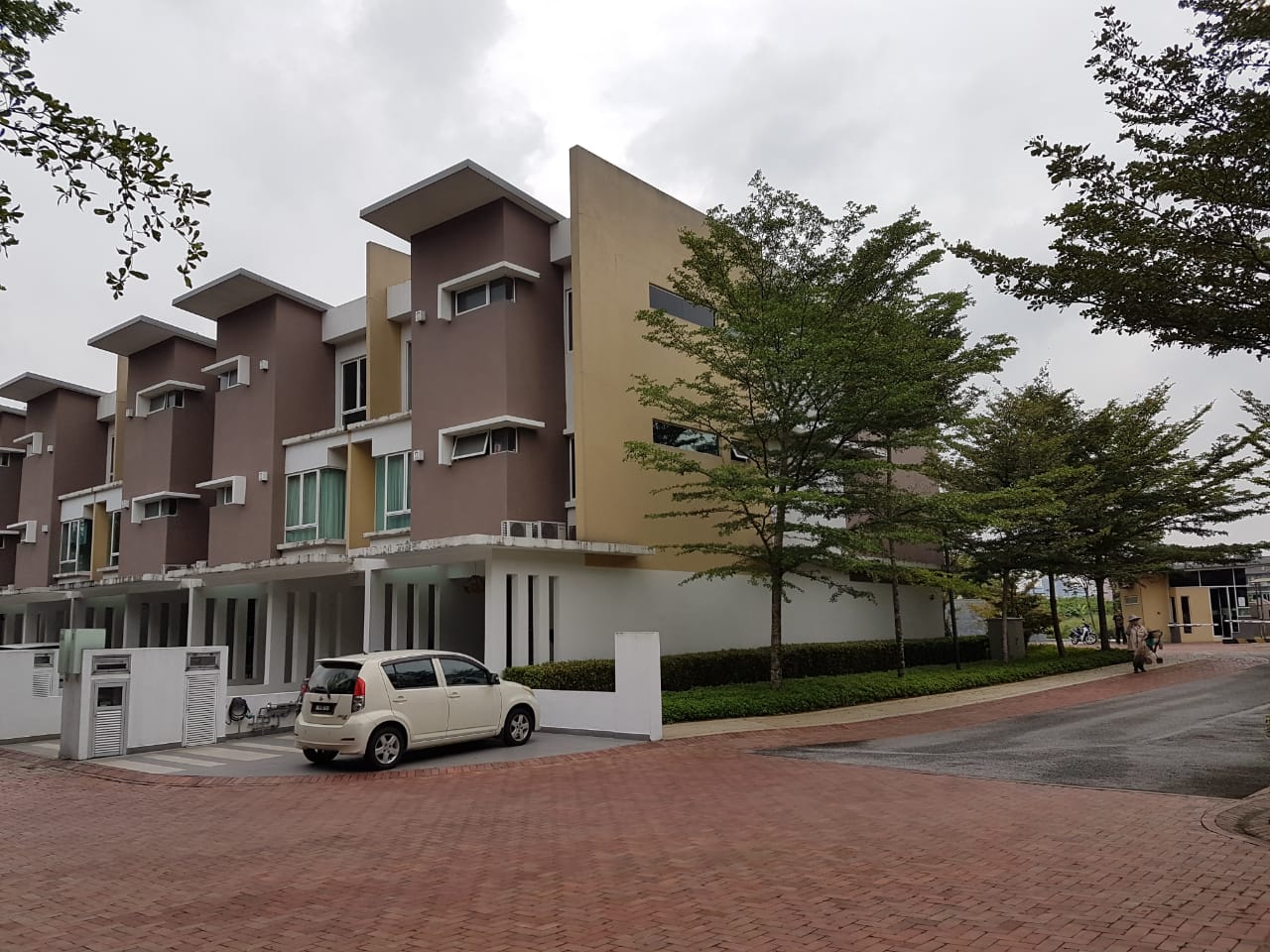 Exclusive Aquavilla Townhouse Jalan Kristal 7 67A - photo 2