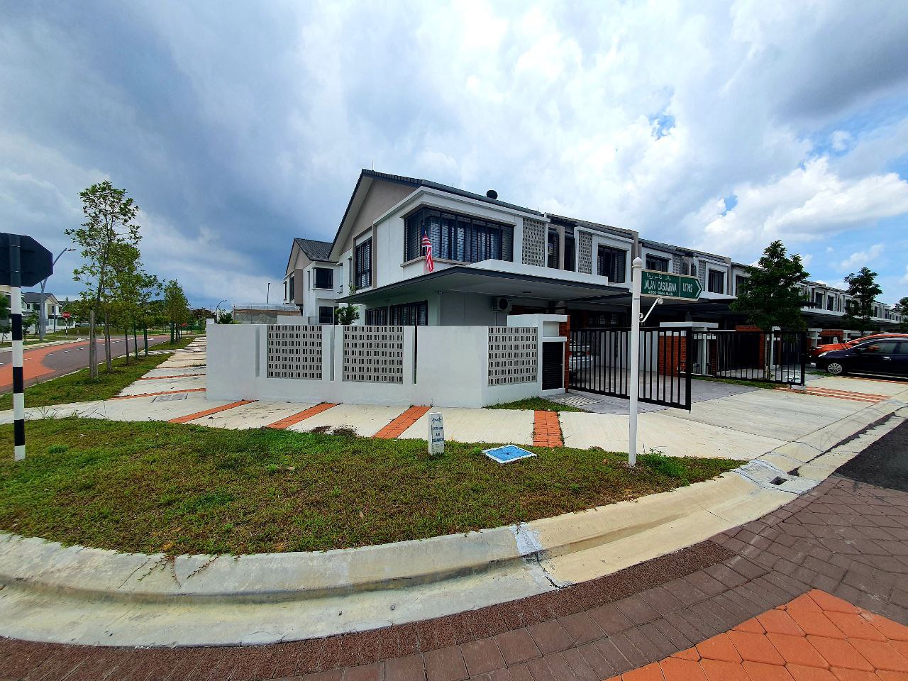 CORNER LOT 2 STY TERRACE HOUSE ELMINA GREEN WEST