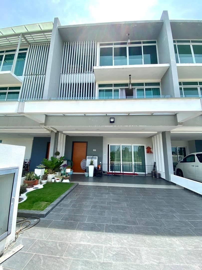 Strata D Island Triple Storey With Lift Puchong