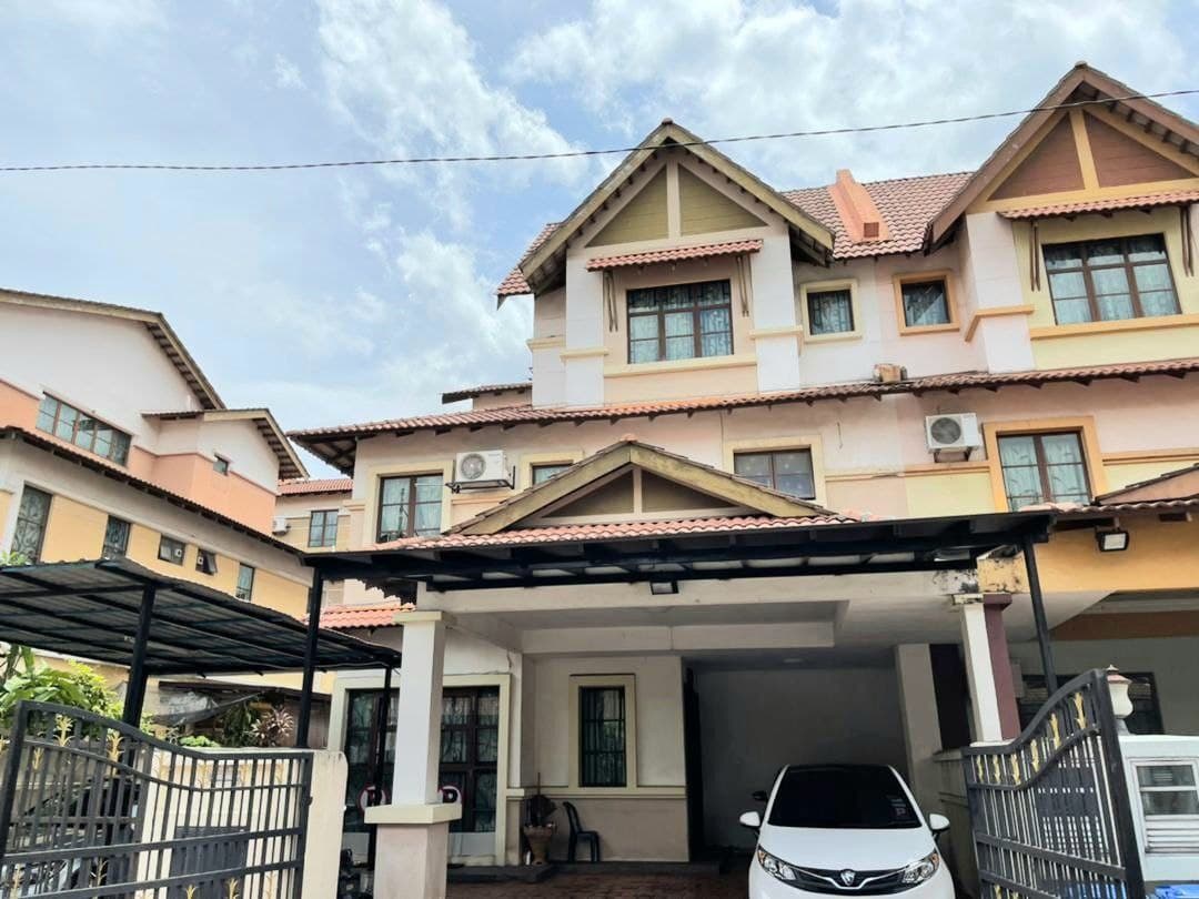 3 Storey Semi Renovated  Taman Bunga Negara Subang