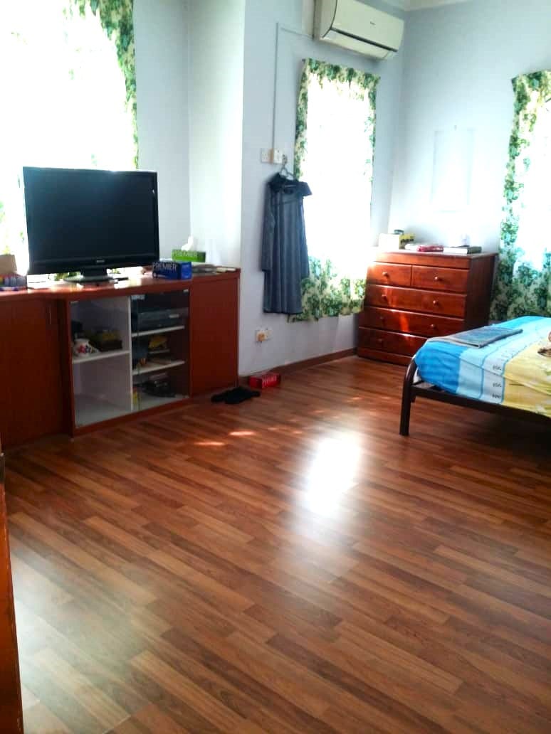 Facing Open l Corner Unit 2 Sty Terrace Seksyen 8 - photo 3