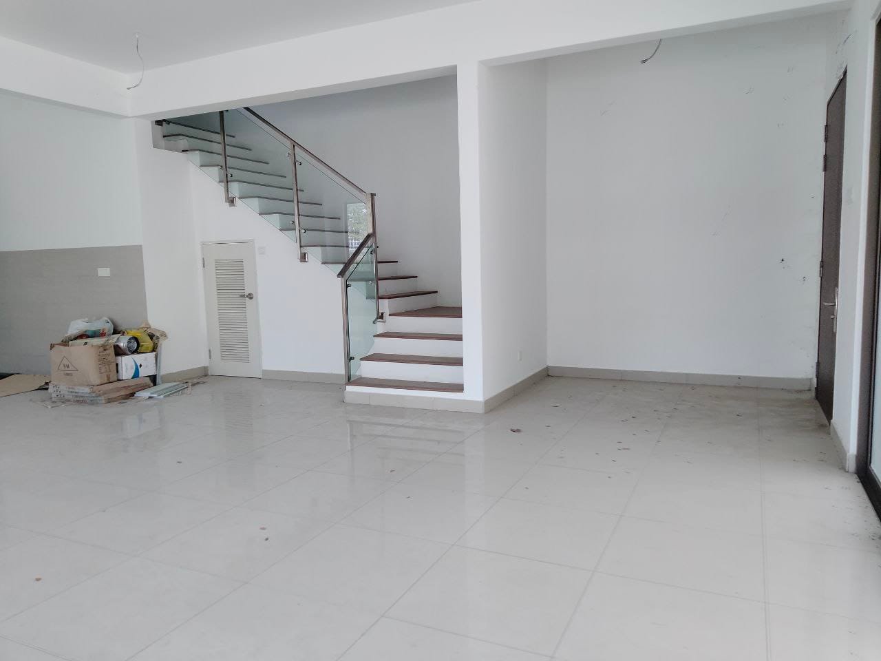 Corner Unit 3 Storey Terrace Lake Point Residence - photo 4