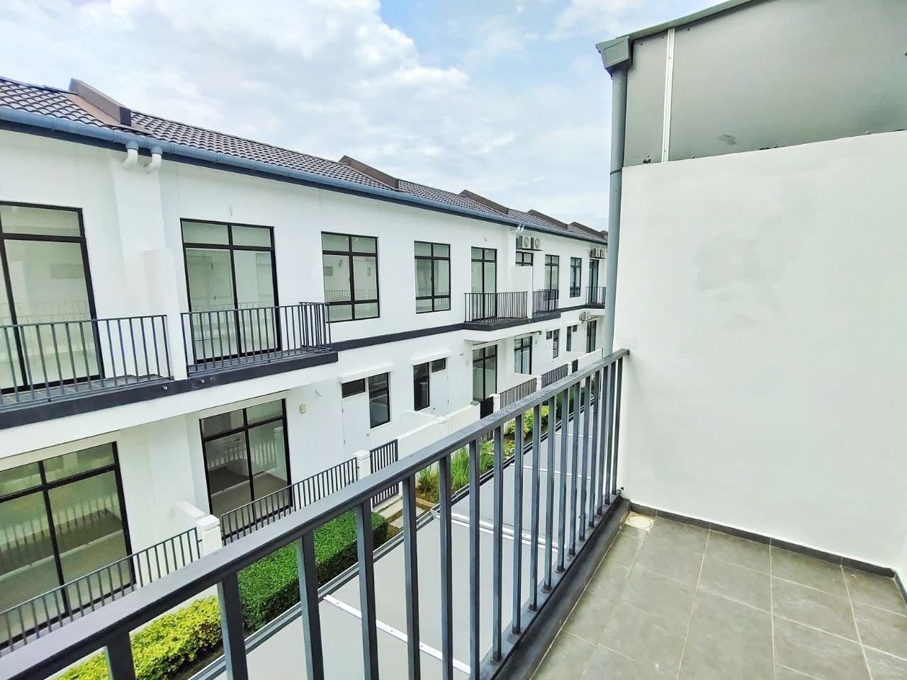 End Unit 2 Storey Terrace Type A Graham Garden - photo 2