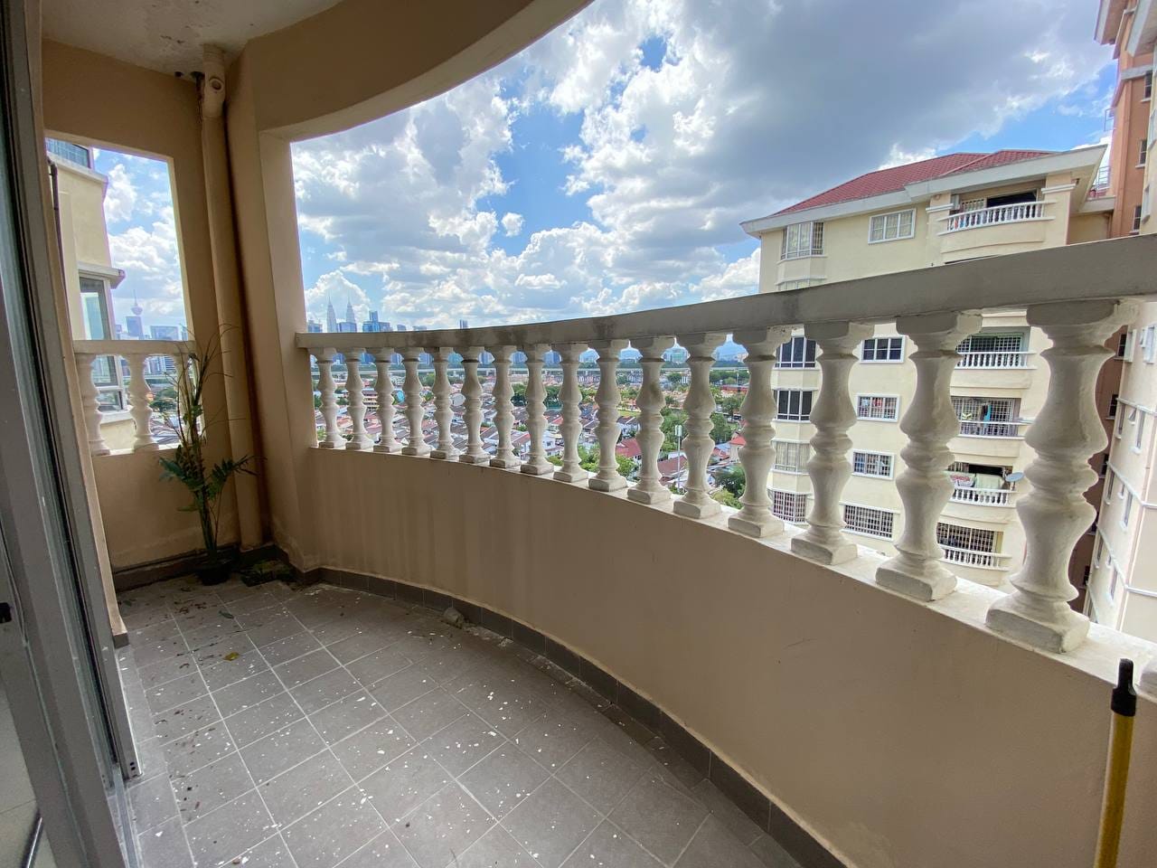 Facing KLCC Corner Unit Pertiwi Indah Condo Cheras - photo 4