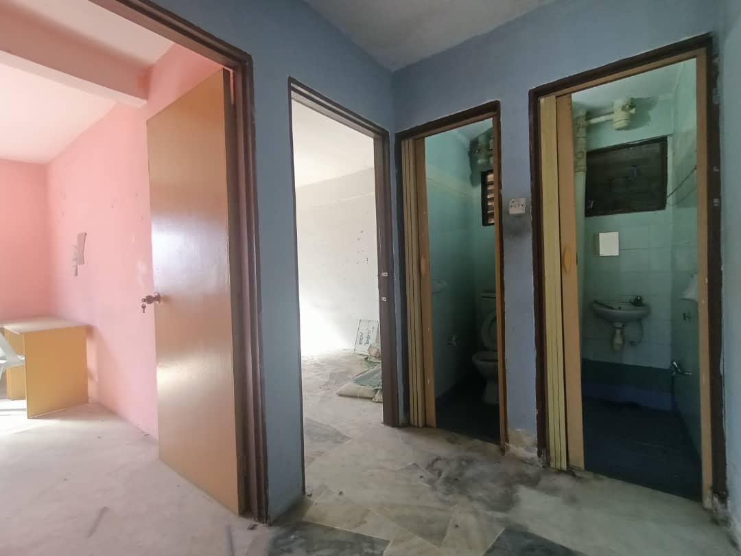 PKNS Flat Blok 29 Seksyen 7 Shah Alam Selangor - photo 2