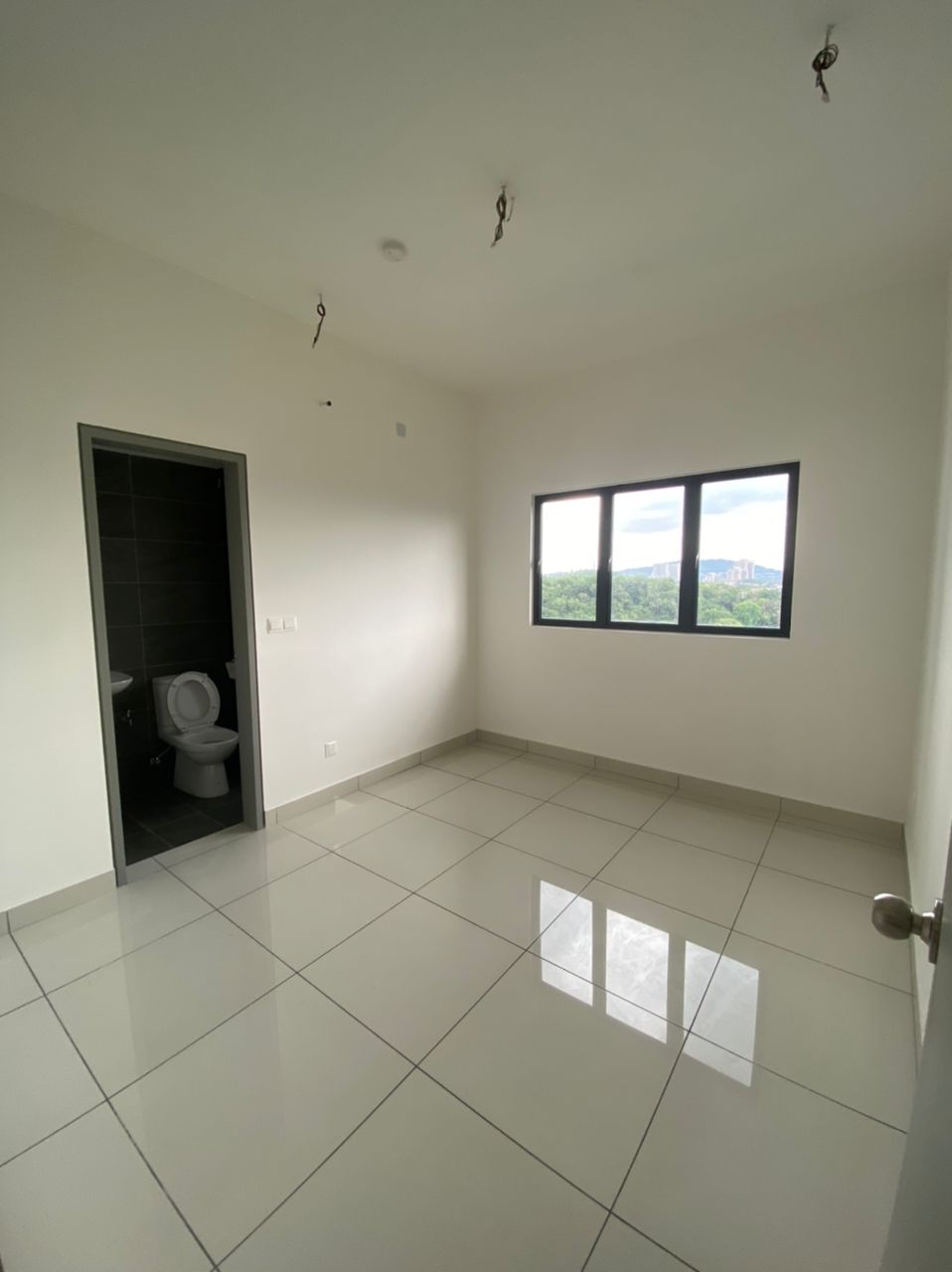 Traders Garden Rent 2R 604sf - photo 2