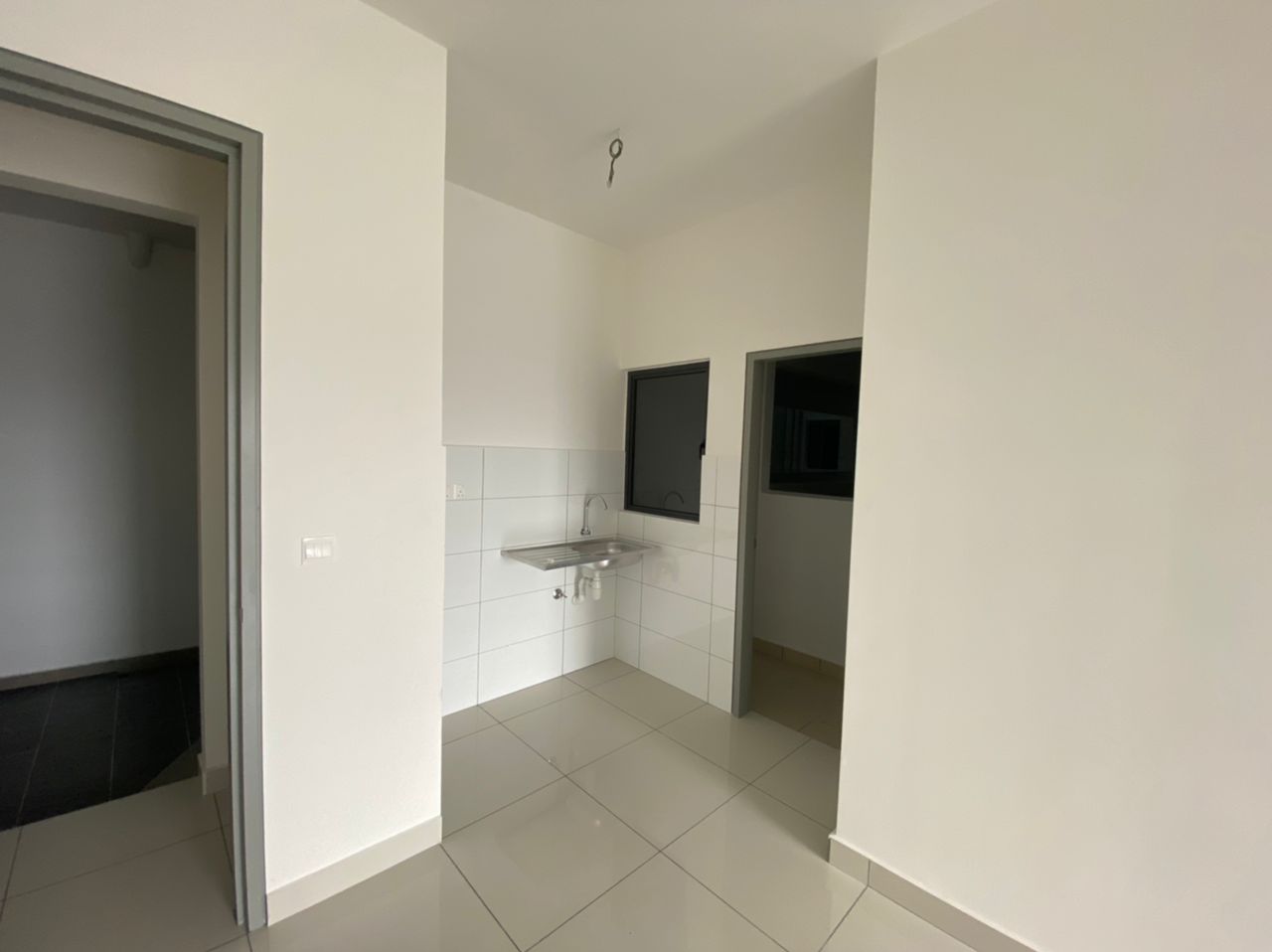 Traders Garden Rent 2R 604sf - photo 4