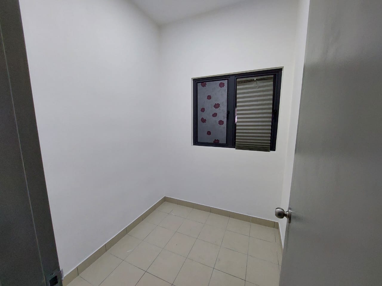 Traders Garden 859sf 3p1 room 3B 2100 - photo 2