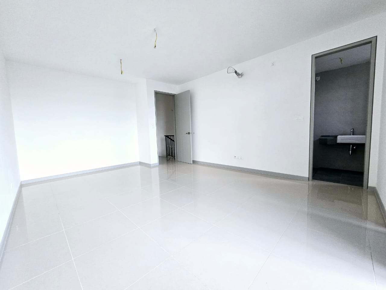 Brand New Bare Unit 2 Stry Freehold Terrace House - photo 5