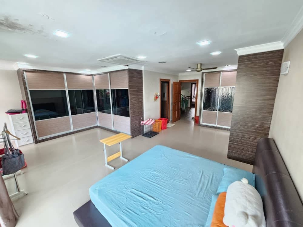 Laman Rimbunan Three Storey 155 - photo 2