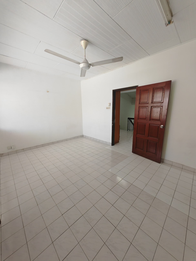 Taman Bukit Maluri, One and half storey house - photo 4