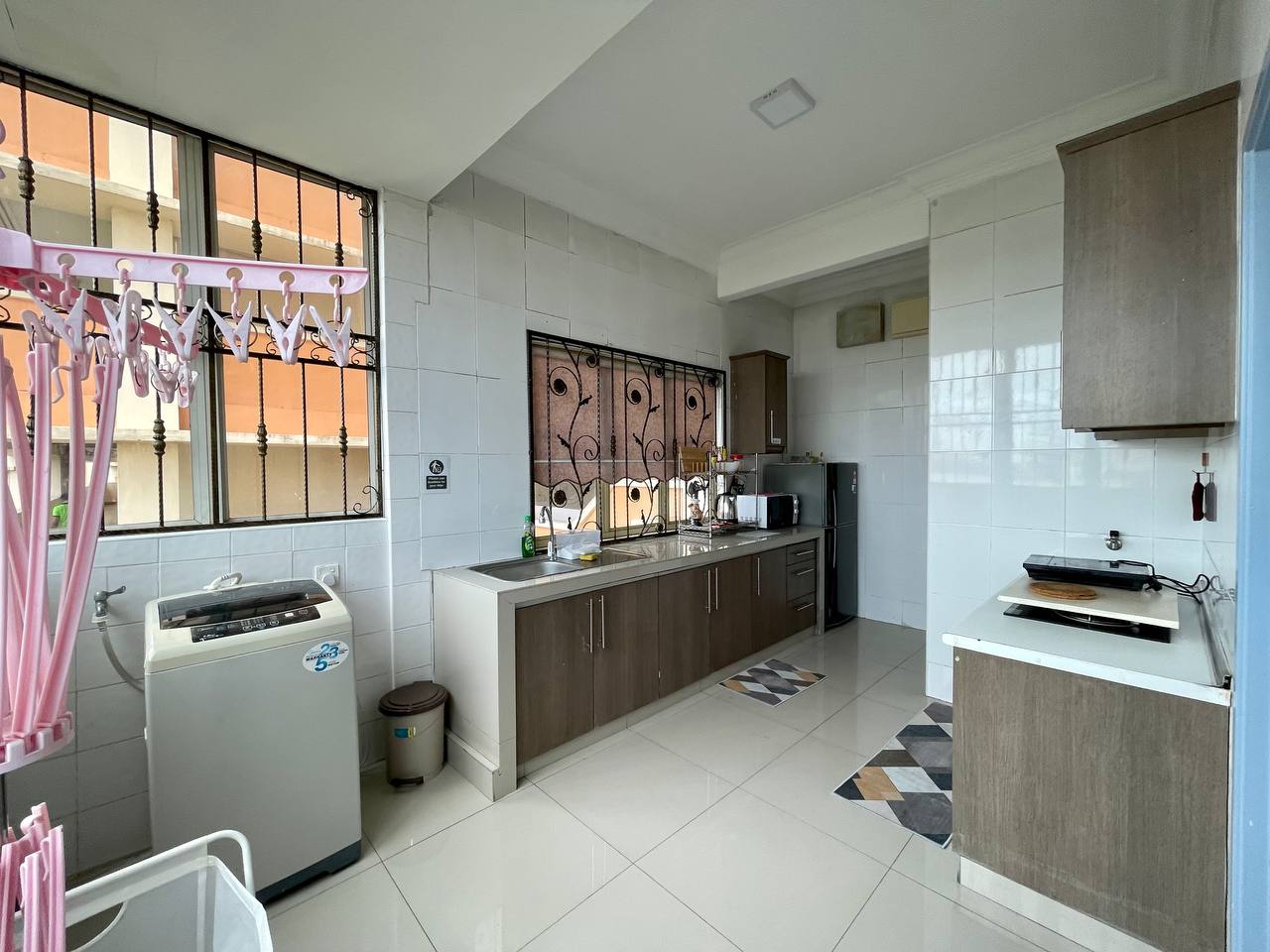 NEWLY REFURBISHED EAST LAKE RESIDENCE MINES - photo 3