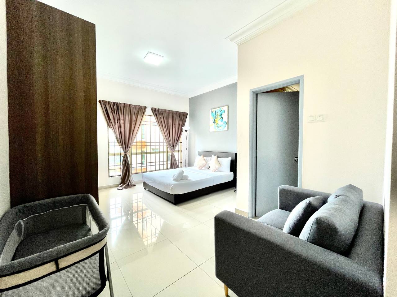 NEWLY REFURBISHED EAST LAKE RESIDENCE MINES - photo 4