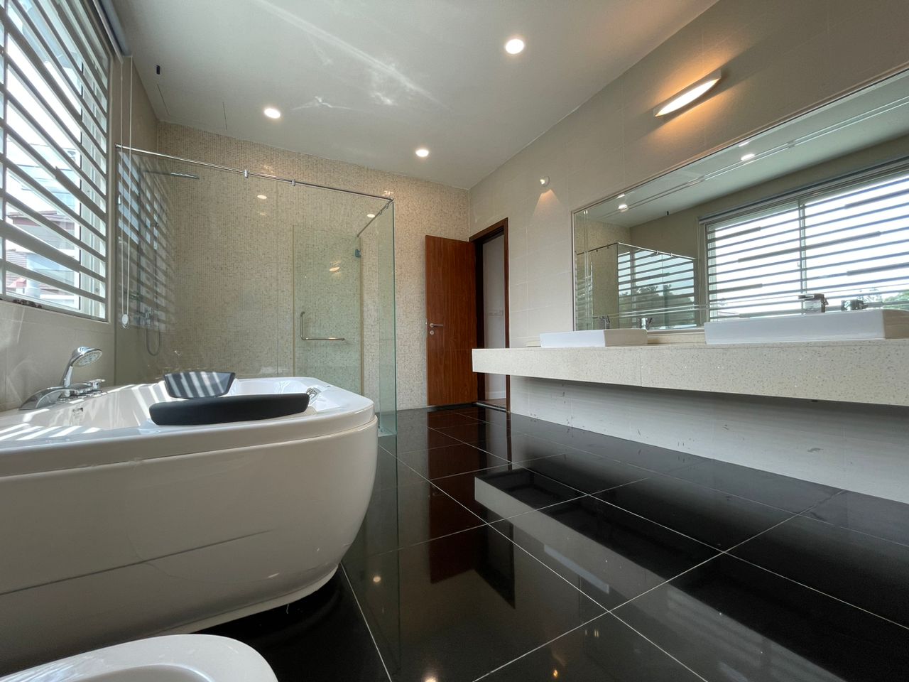 Vermont Villa Modern Bungalow with Pool n Lift - photo 11